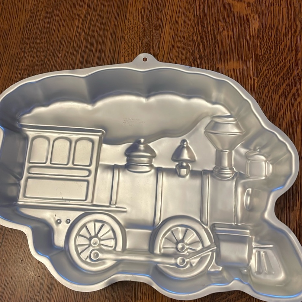 Wilton 1983 train engine cake pan
